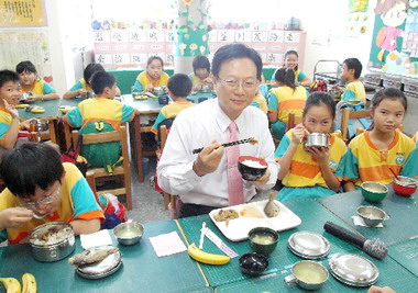 卓伯源：國中小營養午餐免費供應(圖)