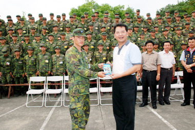 林久翔探視入營新兵(圖)