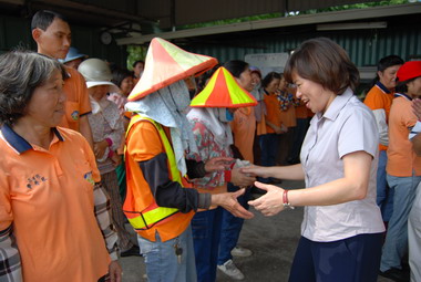 環保清潔隊員及志工清潔迅速市長感謝(圖)