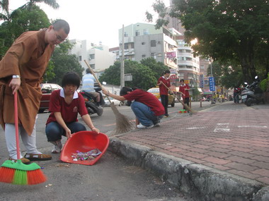 環保志工動員清掃市區街道協助恢復市容(圖)