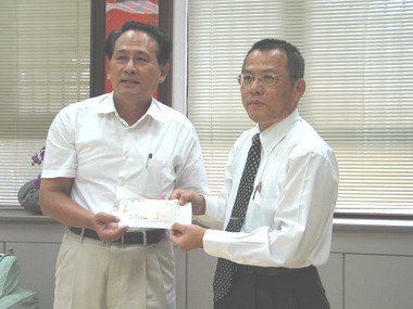 劍潭古寺董事長辜成捐一百萬元給屏東縣府(圖)