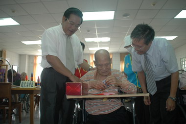 縣長王乾發慰問澎湖縣的百歲人瑞(圖)