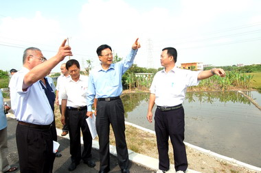 卓伯源視察花壇鄉擴大內需計畫執行情形(圖)