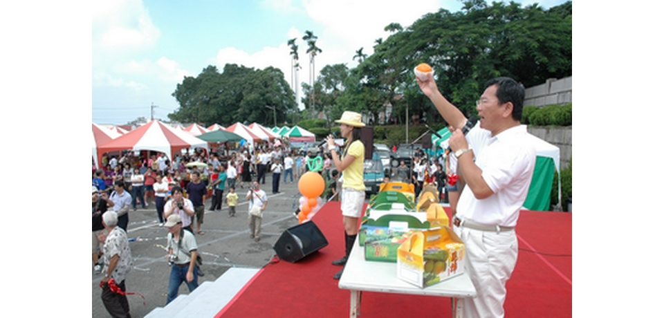 陳明文邀大家到番路鄉分享柿紅豐碩成果(圖)