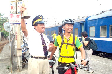 屏東兩鐵郵輪式列車首航(圖)