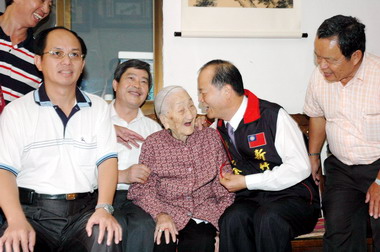 鄭永金拜訪百歲人瑞(圖)