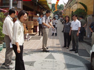 府中街商圈觀摩連鎖地磚鋪面工程(圖)