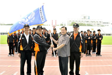 苗栗義消競技代表隊授旗出發(圖)
