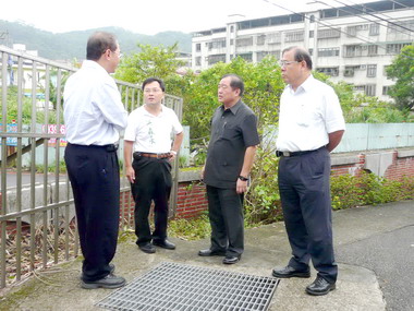 張通榮勘查隆聖國小排水溝情形(圖)