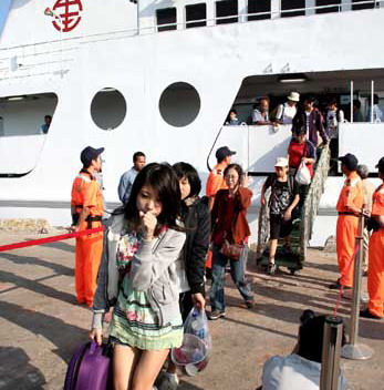 鄉親國慶連續假期返鄉縣府包船疏運(圖)