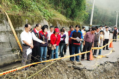 鄭永金陪同議員至尖石鄉勘災(圖)