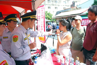 警方舉辦交通安全宣導(圖)