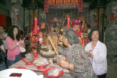 光前廟作醮村民虔誠致祭(圖)