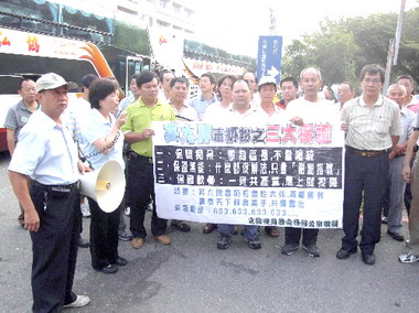 立委翁金珠率鄉親北上嗆馬(圖)