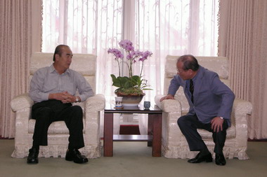 台肥公司董事長鍾榮吉今天拜訪縣府(圖)