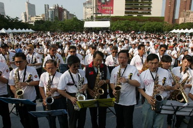2008台中爵士音樂節918人薩克斯風大合奏(圖)