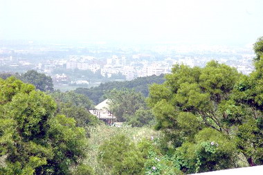 林政則勘查大坪頂納骨堂設施(圖)