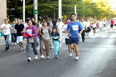 慶祝雙十國慶市府舉辦路跑活動(圖)