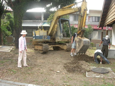 整頓校園環境校長主任督工(圖)