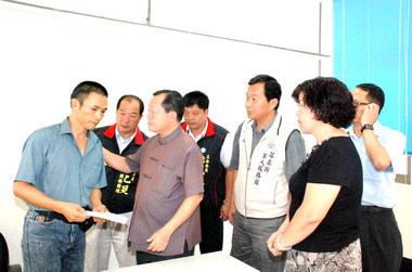 劉政鴻慰問因病死亡空軍二等兵家屬(圖)