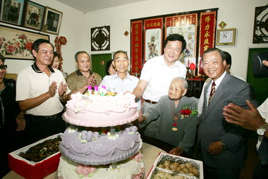 周錫瑋探訪百歲人瑞(圖)