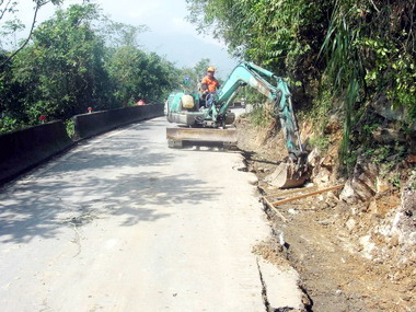 狹窄台十六線人車通行不便(圖)