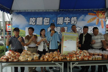 花蓮糕餅同業舉行吃麵包救經濟大作戰活動(圖)