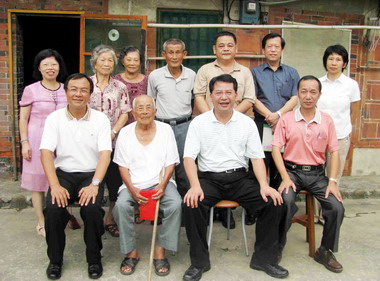 林久翔慰訪通霄百歲人瑞(圖)