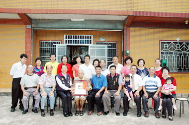 鄭永金探望百歲人瑞(圖)