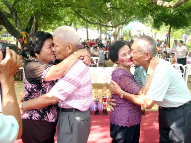 市公所舉辦接吻比賽(圖)