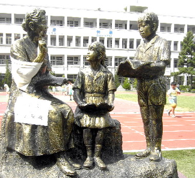 新港國小纖維塑像遭折斷(圖)