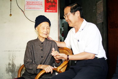 李朝卿訪視百歲人瑞(圖)
