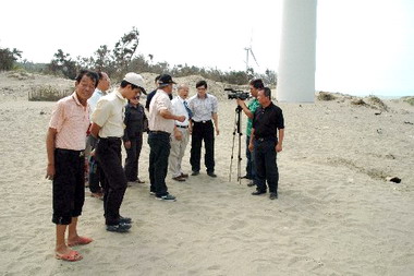 林政則勘查南港無名溝出海口(圖)