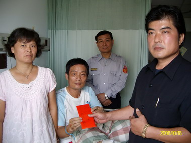 慰問因公受傷員警分局長警友主任關懷打氣(圖)