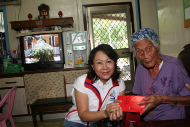 鄺麗貞探視縣內百歲以上人瑞(圖)