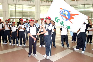 許添財為全民運動會代表隊授旗(圖)