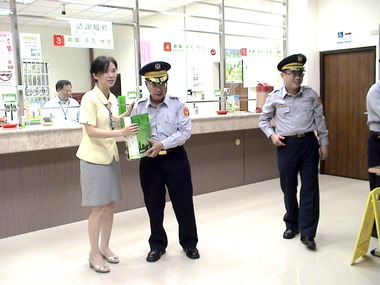 郵局員工協助防詐警局長贈品感謝(圖)
