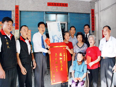 卓伯源訪長者致贈敬老禮金(圖)