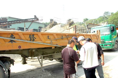 稽查小組展開稽查查獲違規砂石業者(圖)