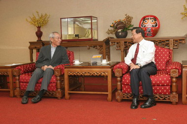 捷安特公司董事長劉金標拜會(圖)