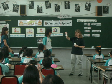 外籍英語教師在台與學生共度萬聖節(圖)