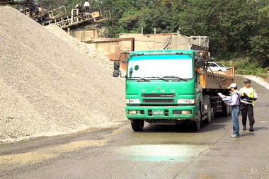 縣府稽查小組查緝違法砂石業者(圖)