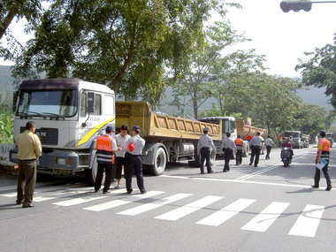 集集分局取締台16線違規砂石車(圖)