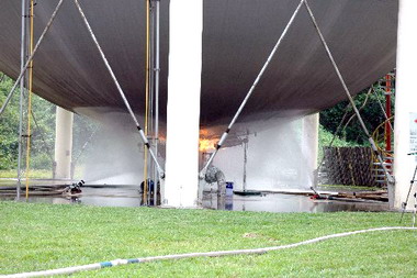 竹縣瓦斯處儲氣槽誤燃竹市消防局降溫(圖)