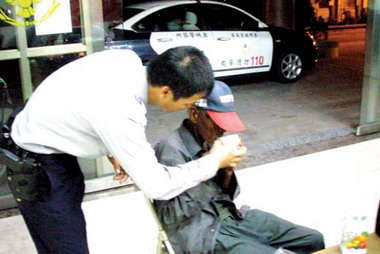 城警協助迷途老人小孩返家(圖)