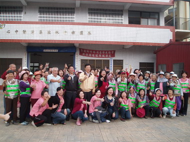 卓伯源肯定芬園鄉社區清凈家園(圖)