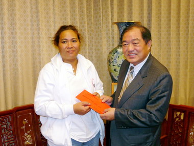 張通榮頒發獎助學金予優異役男家屬(圖)