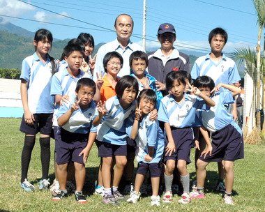 花蓮縣長謝深山參加國小運動會(圖)