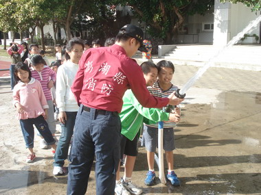 東衛國小兒童消防護照防災宣導(圖)