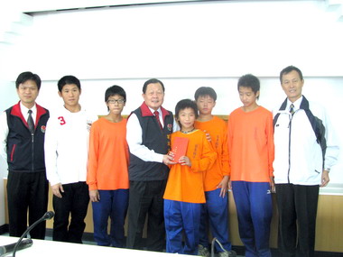 劉政鴻表揚績優體育選手(圖)